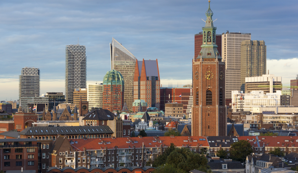 Skyline van Den Haag met de Grote Kerk op de voorgrond.