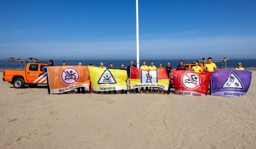 Strandteams tonen veiligheidsvlaggen op het strand (c) Jurriaan Brobbel