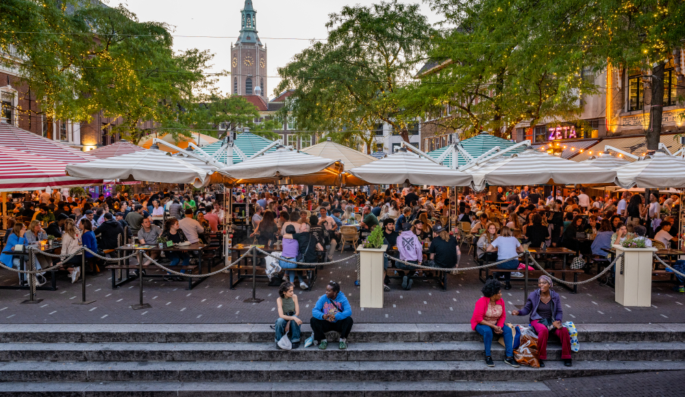 De Grote Markt in Den Haag met volle terrassen in de zomer De Grote Markt in Den Haag met volle terrassen in de zomer