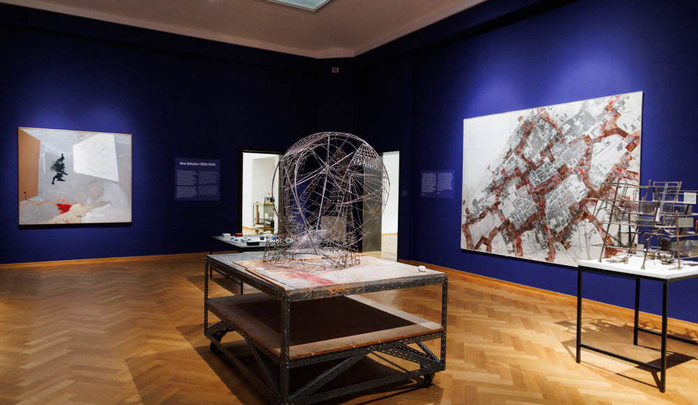 Zaaloverzicht New New Babylon - Visions for Another Tomorrow, Kunstmuseum Den Haag, foto Fred Ernst