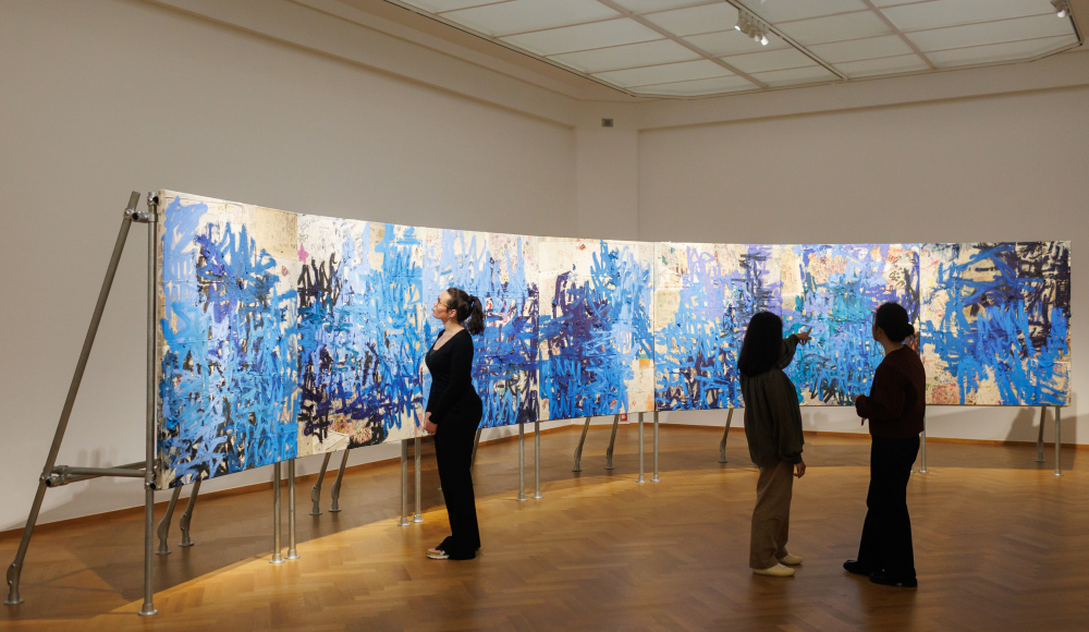 Oscar Murillo, disrupted frequencies, 2013-2022, zaaloverzicht New New Babylon – Visions for Another Tomorrow, Kunstmuseum Den Haag, courtesy of Oscar Murillo, copyright the artist, foto Fred Ernst