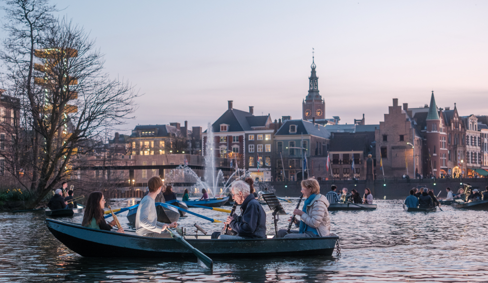 Alvin Curran speelt in boot op Hofvijver (c) Alex Heuvink