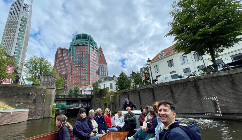 Rondvaart door Haagse grachten met skylinezicht