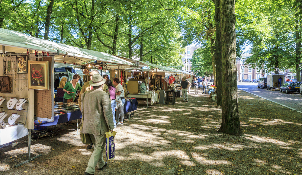 De Antiek- en boekenmarkt op het Lange Voorhout in Den Haag De Antiek- en boekenmarkt op het Lange Voorhout in Den Haag