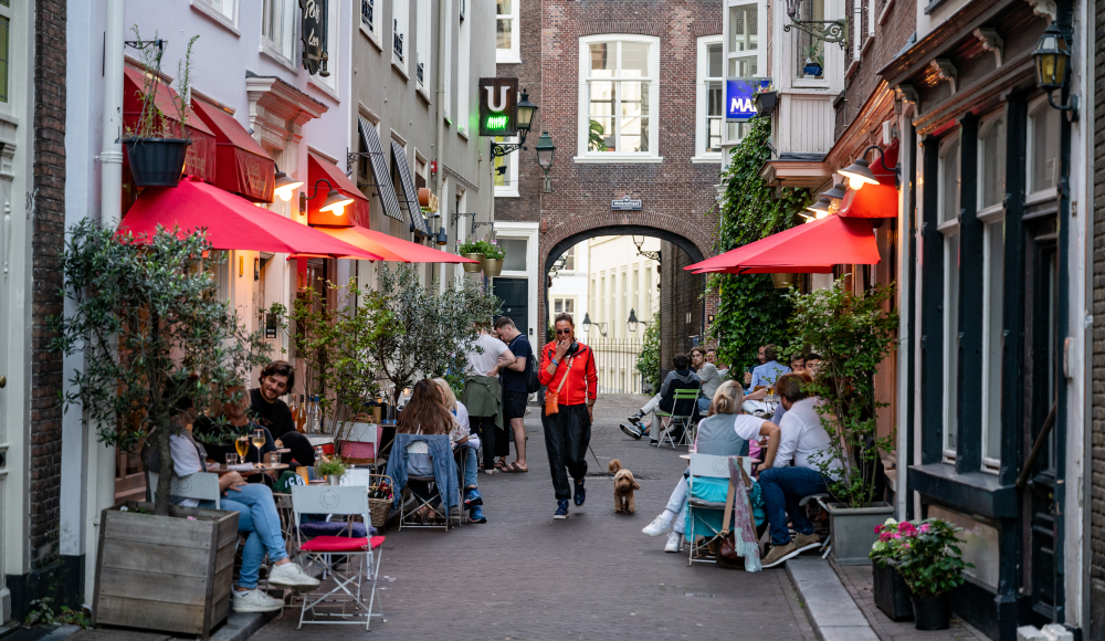 Gezellige terrasjes in de Oude Molstraat in Den Haag Gezellige terrasjes in de Oude Molstraat in Den Haag