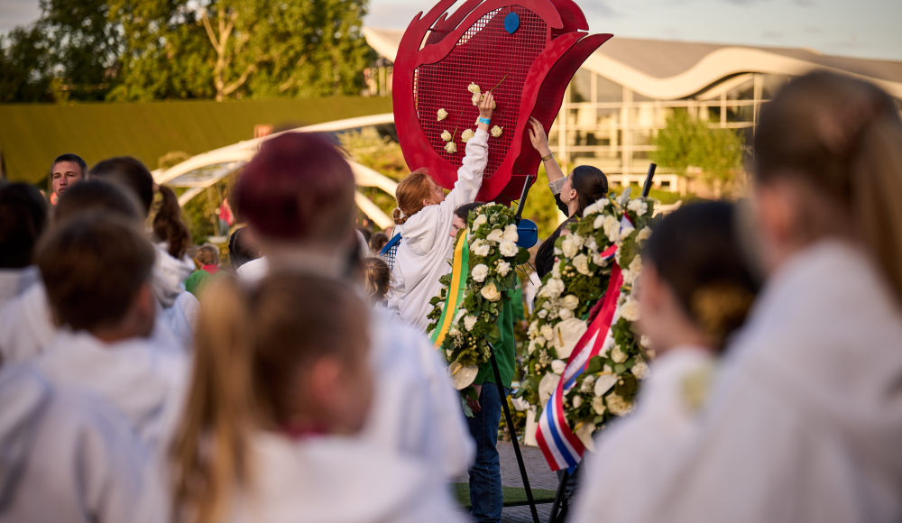 Kinderen leggen bloemen bij herdenkingssymbool (c) Phil Nijhuis