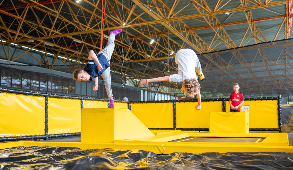 Kinderen doen tricks vanaf de airbag in een foamkussenbak. Foto: De Uithof Kinderen doen tricks vanaf de airbag in een foamkussenbak. Foto: De Uithof