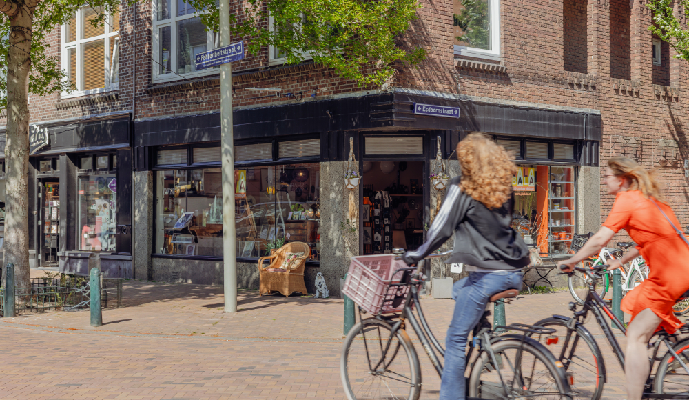 Twee dames fietsen door de Fahrenheitstraat in Den Haag