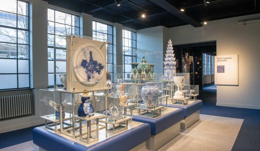 Vitrines met Delfts blauw aardewerk in museum Vitrines met Delfts blauw aardewerk in museum