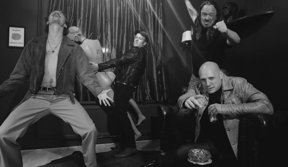 The Prince Albert zet een rauwe, provocerende sfeer neer in zwart-wit: een theatrale mix van rock-'n-roll-houdingen, ontbloot bovenlijf, drankflessen en een opblaaspop, met een knipoog naar sleazy undergroundcultuur en pure overgave. The Prince Albert zet een rauwe, provocerende sfeer neer in zwart-wit: een theatrale mix van rock-'n-roll-houdingen, ontbloot bovenlijf, drankflessen en een opblaaspop, met een knipoog naar sleazy undergroundcultuur en pure overgave.