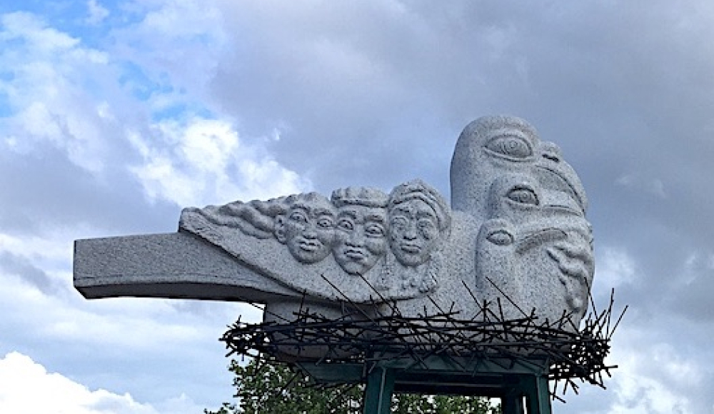 Vogel vliegt over sculptuur Mirza Moric
