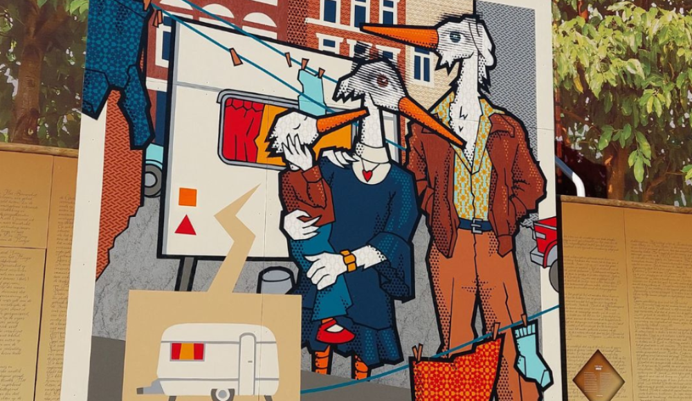 Geïnspireerd door de foto Frederick Linck in Haags Historisch Museum maakten kunstenaarsduo SOGO een typisch werk met stencils, patronen en natuurlijk de Haagse ooievaar.