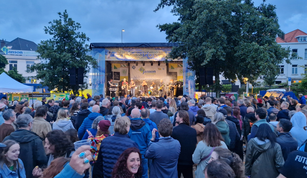 Publiek in de avond tijdens live muziek optreden op Prins Hendrikplein
