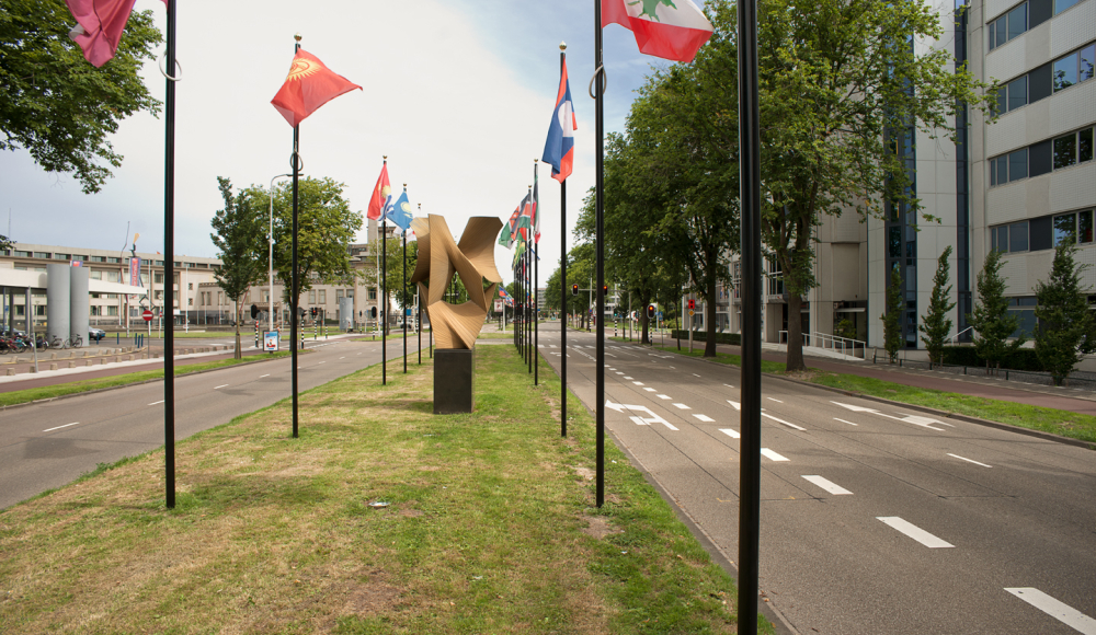 Kunstwerk Ruimtelijke constructie in de derde en vierde dimensie, Antoine Pevsner, 1969 Foto: Ralph Kämena, 2010 Kunstwerk Ruimtelijke constructie in de derde en vierde dimensie, Antoine Pevsner, 1969 Foto: Ralph Kämena, 2010