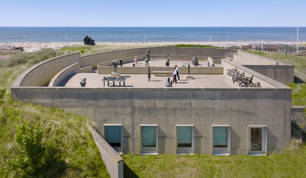 Buitenterras van Museum Beelden aan Zee met moderne beelden en uitzicht op het strand en de zee van Scheveningen. Buitenterras van Museum Beelden aan Zee met moderne beelden en uitzicht op het strand en de zee van Scheveningen.