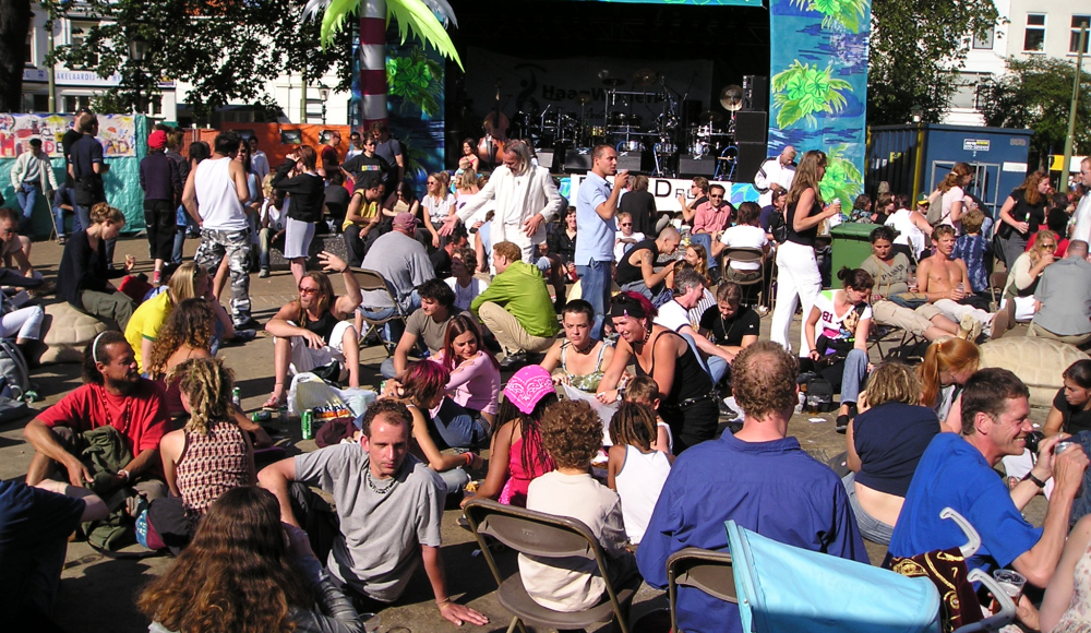 Sfeer en gezelligheid tijdens Zeeheldenfestival op Prins Hendrikplein Sfeer en gezelligheid tijdens Zeeheldenfestival op Prins Hendrikplein