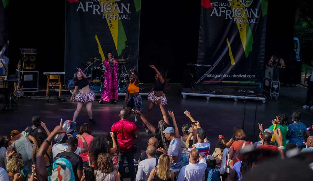 Festival Zuiderparktheater vol Afrikaanse dans, muziek en gezellige blije sfeer. Festival Zuiderparktheater vol Afrikaanse dans, muziek en gezellige blije sfeer.