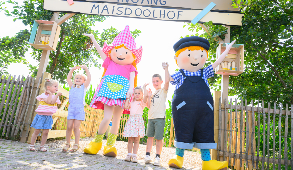 Kinderen bij ingang van vrolijk maisdoolhof met Fien en Teun