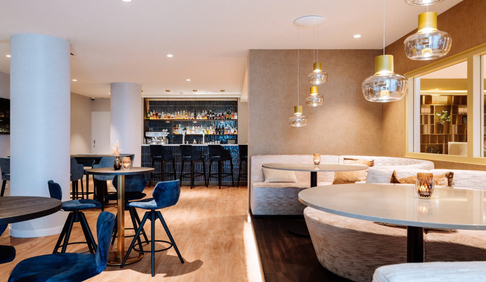 De stijlvolle hotelbar van Novotel World Forum met moderne zithoeken, sfeerverlichting en een uitgebreide drankselectie. De stijlvolle hotelbar van Novotel World Forum met moderne zithoeken, sfeerverlichting en een uitgebreide drankselectie.
