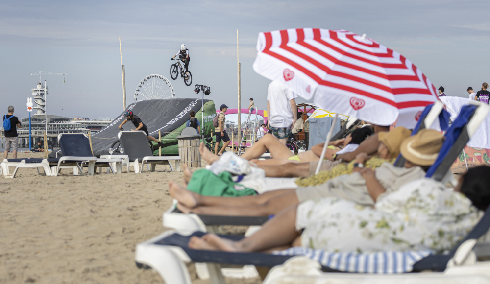 Foto van BMXer op het strand Foto van BMXer op het strand