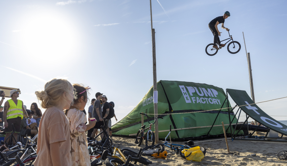 Foto van BMXer op het strand Foto van BMXer op het strand