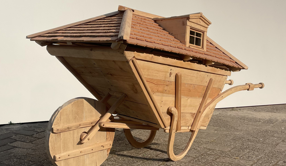 De Britse Jacob Wallett (ArtScience, 2023) gebruikt alledaagse objecten in speelse installaties waarmee hij de grens tussen kunst en gebruiksvoorwerp oprekt. De Britse Jacob Wallett (ArtScience, 2023) gebruikt alledaagse objecten in speelse installaties waarmee hij de grens tussen kunst en gebruiksvoorwerp oprekt.