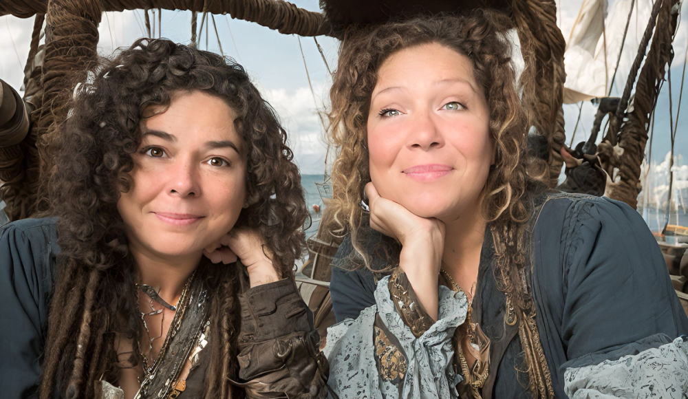 Portret van Katiuscia Principato & Mariska Simon met als achtergrond een piratenschip. Portret van Katiuscia Principato & Mariska Simon met als achtergrond een piratenschip.