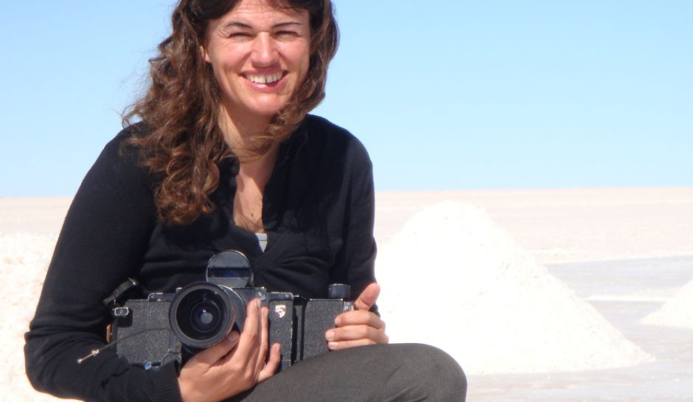 Scarlett Hooft Graafland in de Salar woestijn in Bolivia. Foto: Gaston Ugalde Scarlett Hooft Graafland in de Salar woestijn in Bolivia. Foto: Gaston Ugalde