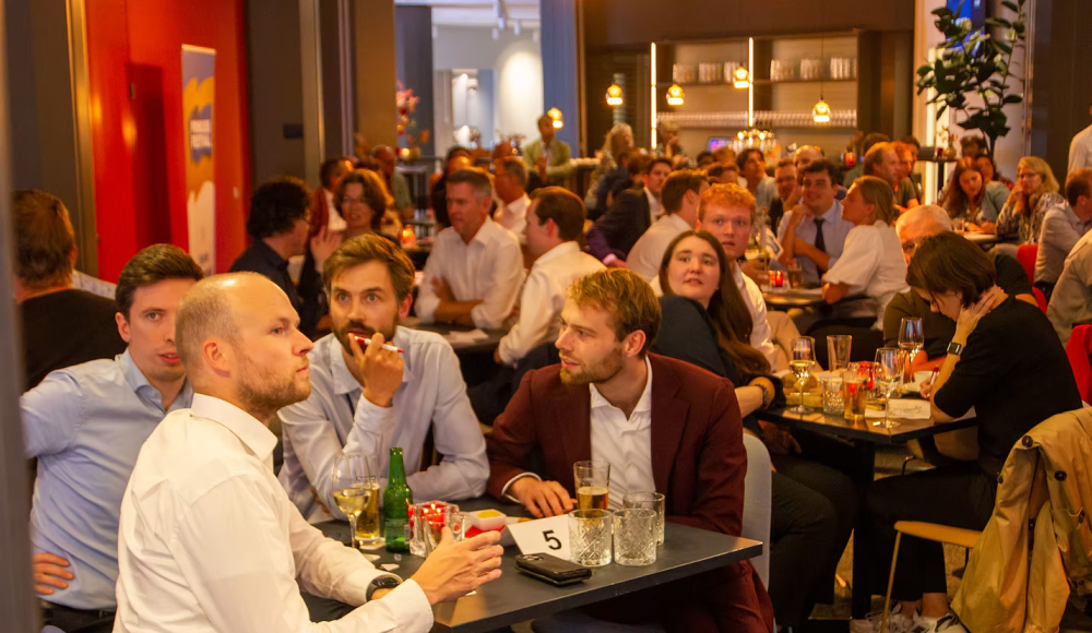 Gezellige zaal vol mensen tijdens de pubquiz van het Prinsjesfestival in Den Haag Gezellige zaal vol mensen tijdens de pubquiz van het Prinsjesfestival in Den Haag