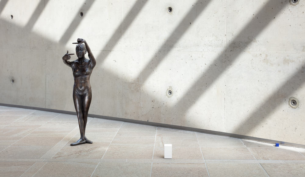 Voor deze tentoonstelling, Ryan Gander X Edgar Degas: Pas de Deux, staat de 14-jarige ballerina van Gander en Degas centraal.