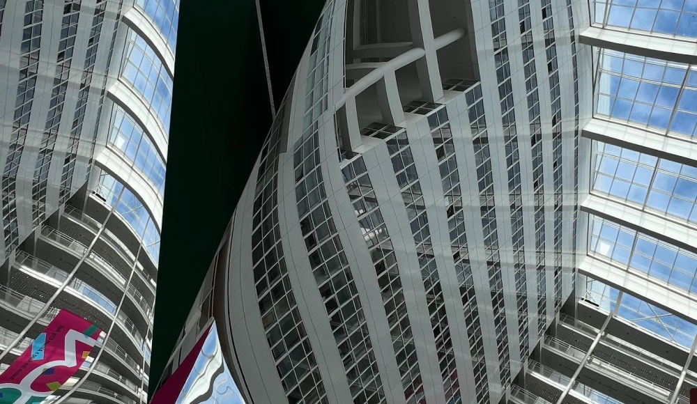 De tentoonstelling 30 Jaar Stadhuis Den Haag x Atrium City Hall laat de bezoeker op een bijzondere manier naar het stadhuis kijken De tentoonstelling 30 Jaar Stadhuis Den Haag x Atrium City Hall laat de bezoeker op een bijzondere manier naar het stadhuis kijken