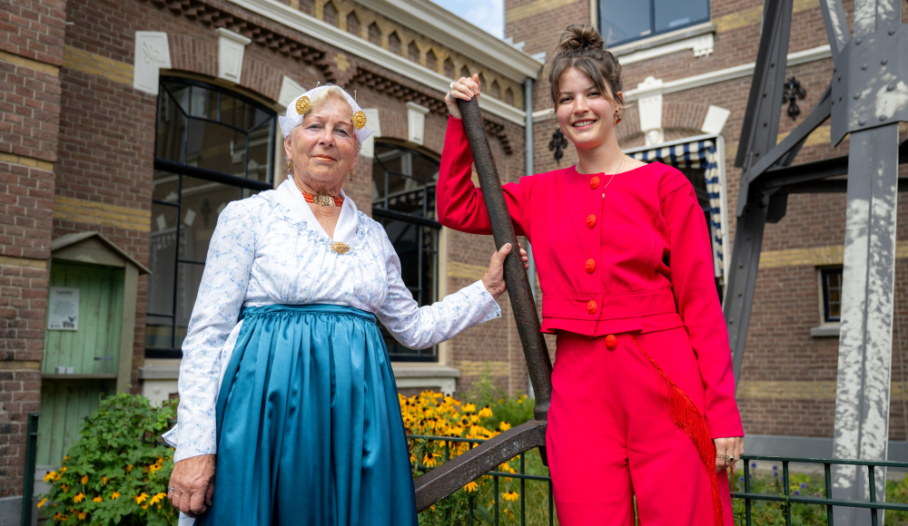 Klederdracht als inspiratie voor mode van nu voor de ingang van Muzee Scheveningen. Klederdracht als inspiratie voor mode van nu voor de ingang van Muzee Scheveningen.