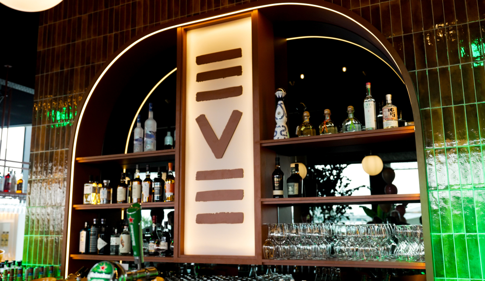 Bar bij EVE met flessen, glazen en lichtaccenten