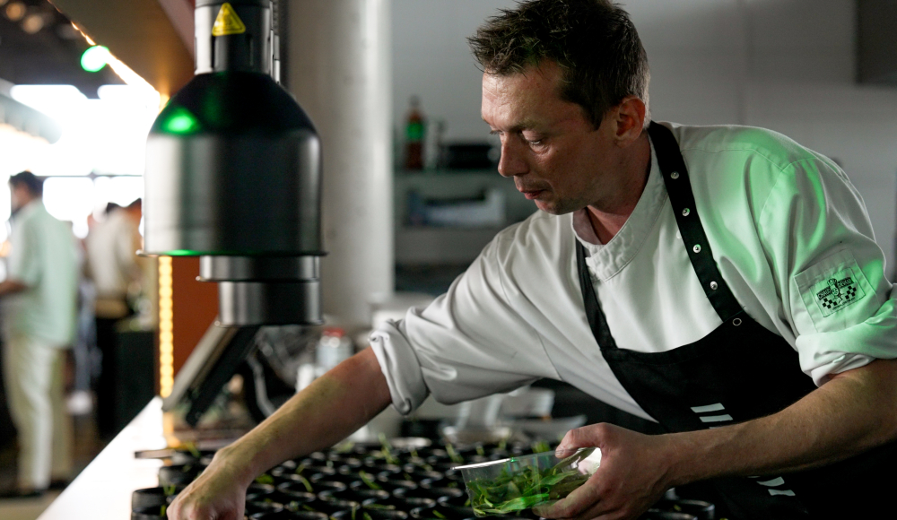 Chef bereidt gerechten in de keuken van EVE