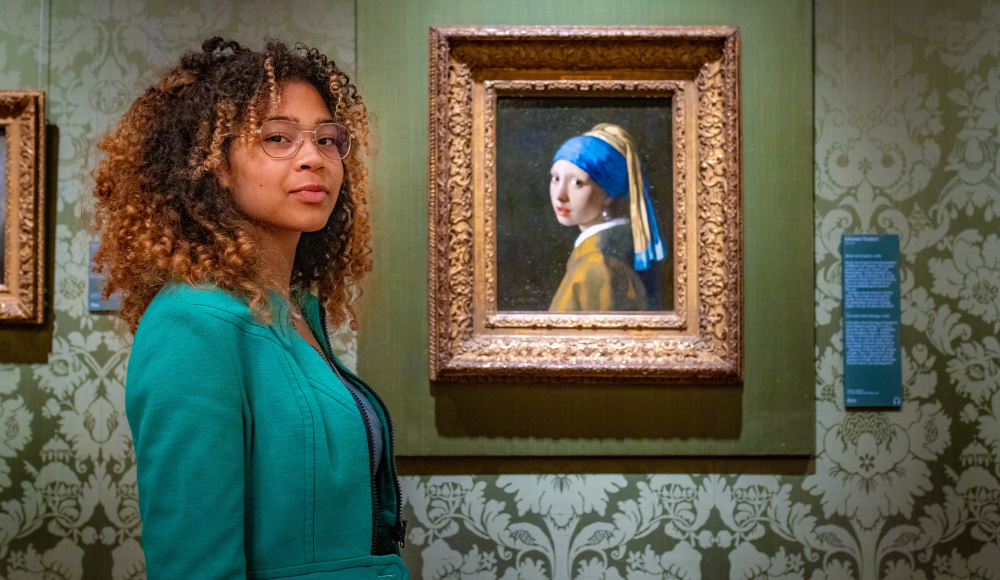 Dame poseert voor het meisje met de parel in het Mauritshuis