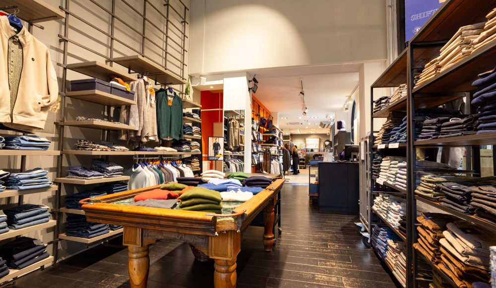 Herenmode winkel met jeans, truien en casual kleding Herenmode winkel met jeans, truien en casual kleding