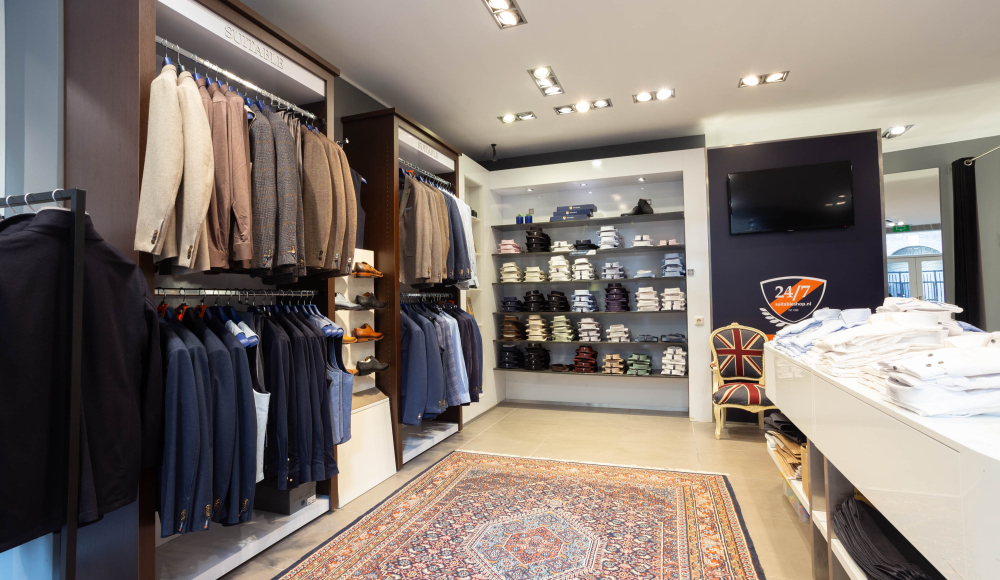 Herenmode winkel met colberts, overhemden en schoenen Herenmode winkel met colberts, overhemden en schoenen