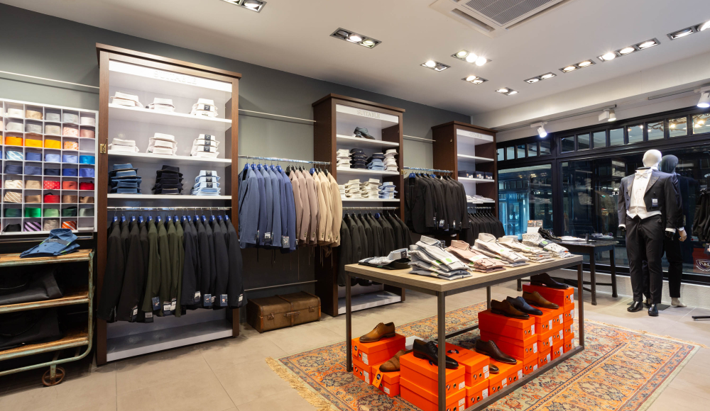 Herenmode winkel met pakken, overhemden en schoenen Herenmode winkel met pakken, overhemden en schoenen