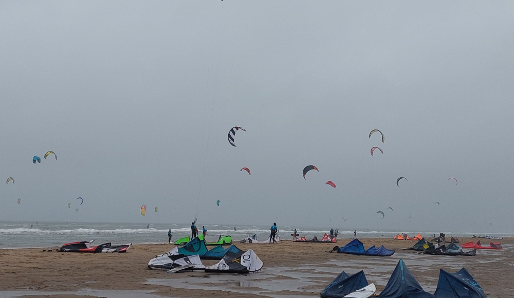 Kitesurfers op het strand bij Scheveningen.