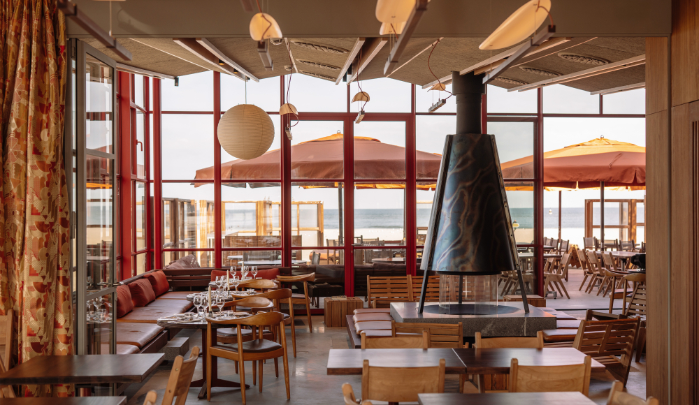 binnen bij hito beachclub gedeelte bij de haard