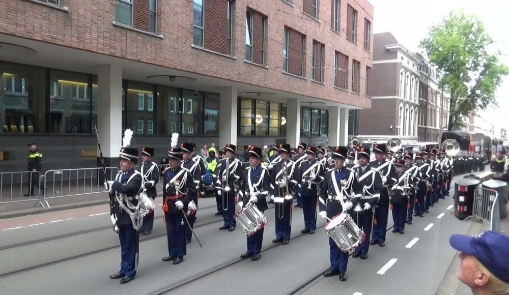 Orkest Koninklijke Marechaussee marcheert in formatie 