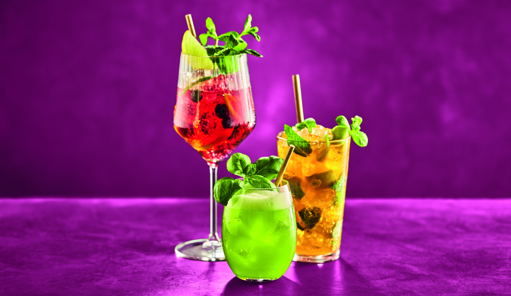 Hans im Glück cocktails en mocktails op een paars fluwelen achtergrond wat sprookjesachtig aandoet. Hans im Glück cocktails en mocktails op een paars fluwelen achtergrond wat sprookjesachtig aandoet.