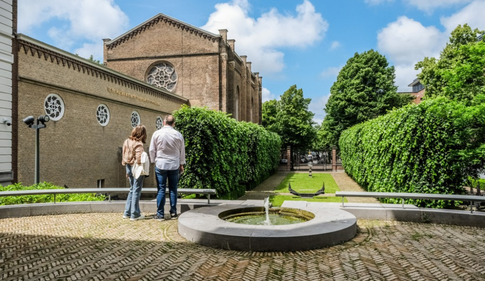 Twee personen in de Franse Tuin van Paleis Kneuterdijk Twee personen in de Franse Tuin van Paleis Kneuterdijk