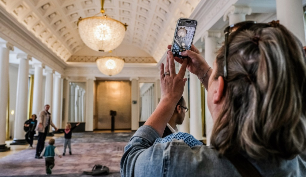 Bezoeker fotografeert de balzaal van Paleis Kneuterdijk Bezoeker fotografeert de balzaal van Paleis Kneuterdijk