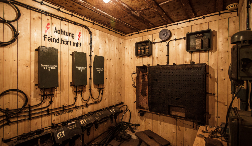 Commandokamer vol apparatuur in het Atlantikwall Museum - Locatie Scheveningen Commandokamer vol apparatuur in het Atlantikwall Museum - Locatie Scheveningen