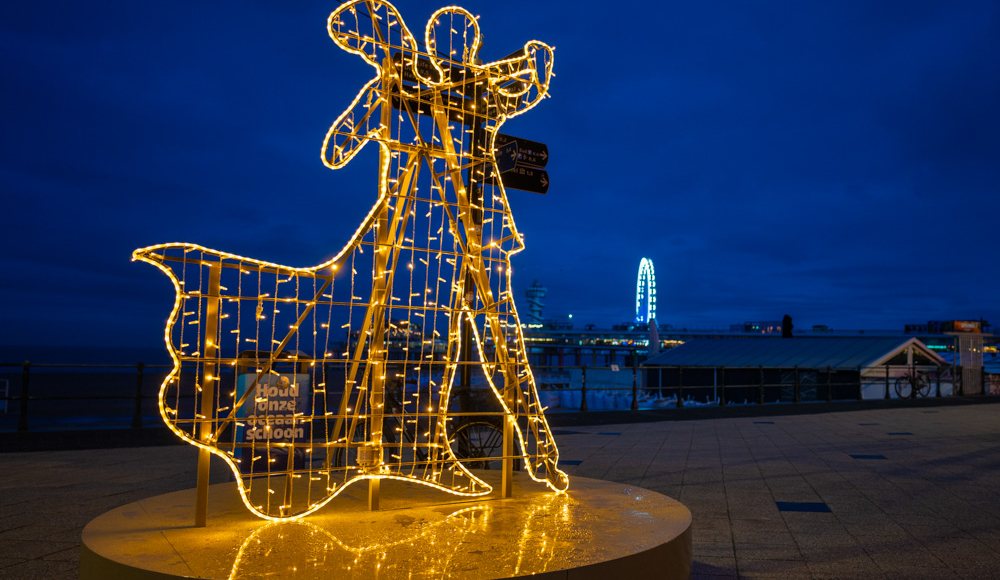 Lichtobject Dansend paar op de boulevard in Scheveningen Lichtobject Dansend paar op de boulevard in Scheveningen