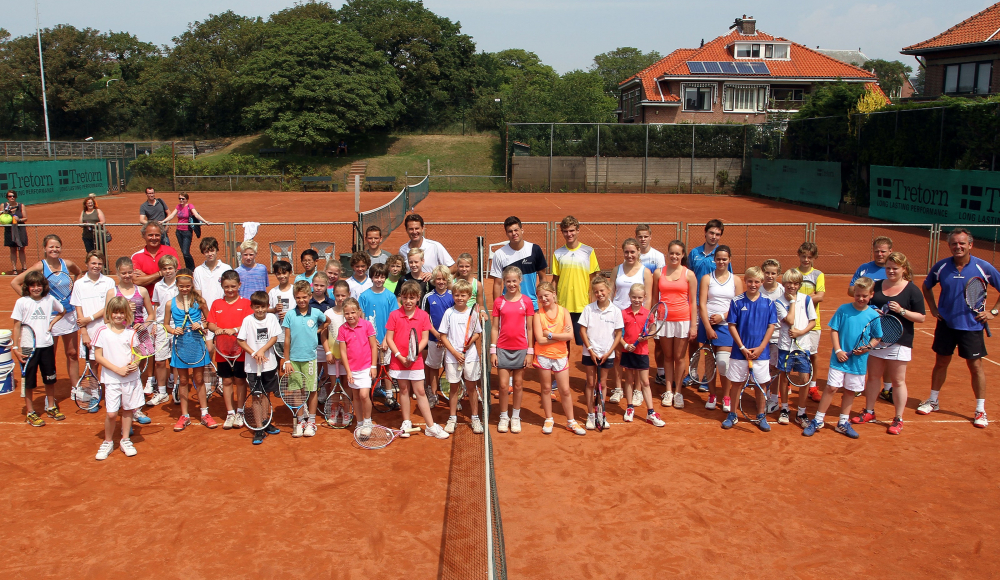 Groepsfoto tennissers op de Metsbanen Groepsfoto tennissers op de Metsbanen
