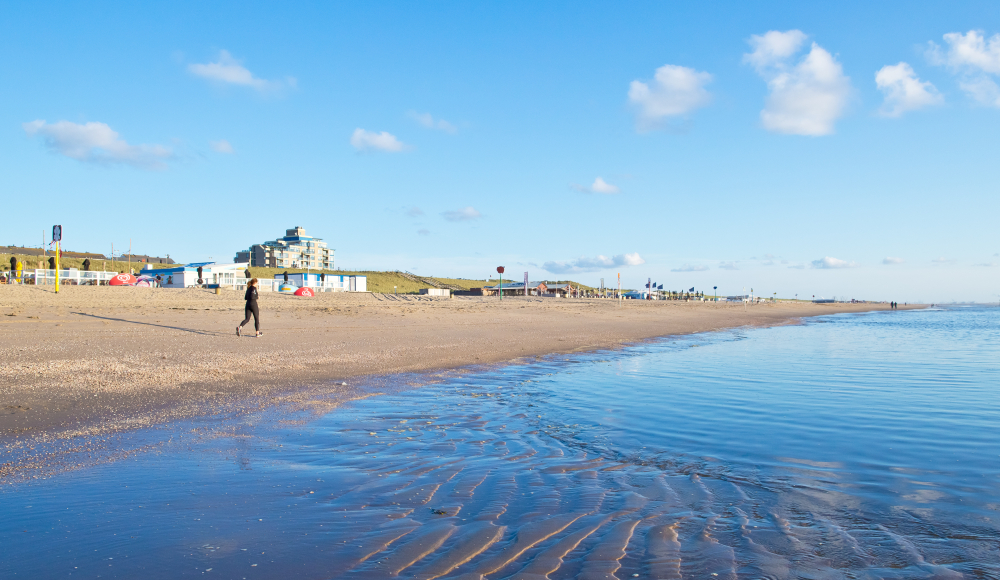 Het gezellige familiestrand van Kijkduin waar je alle ruimte hebt om hard sporten.