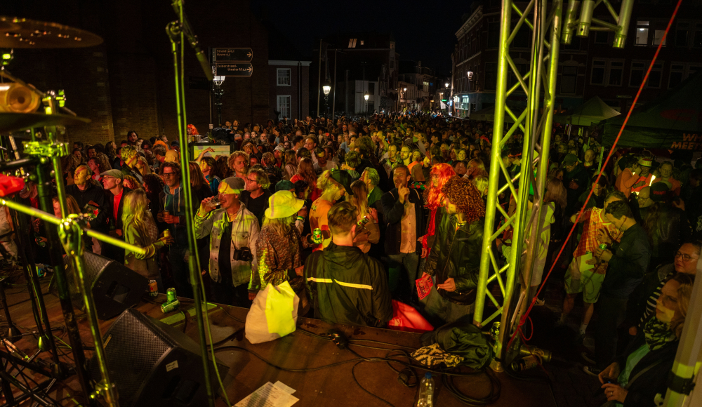 Een menigte mensen geniet van een avondfeest in de stad. Foto: Iwan de Brabander