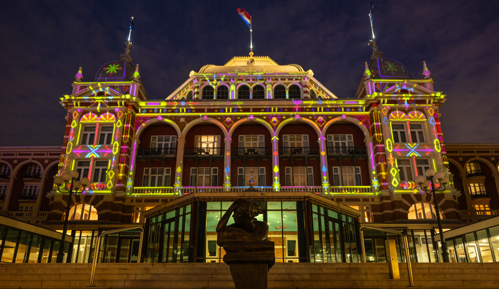 Das Kurhaus in Den Haag mit bunten Projektionen.